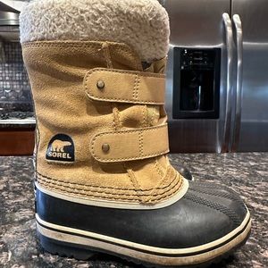 Great pair of Toddler 11c boots.